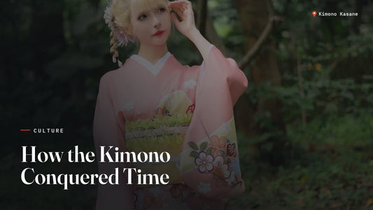 Femme portant un kimono furisode rose à motifs floraux dans un jardin, illustrant l'histoire du kimono japonais