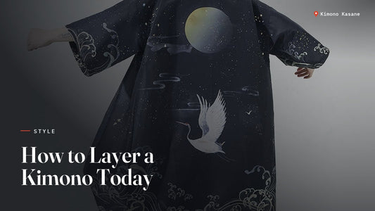 Haori kimono imprimé lune et grue porté sur un pantalon noir, exemple de superposition kimono traditionnel et moderne