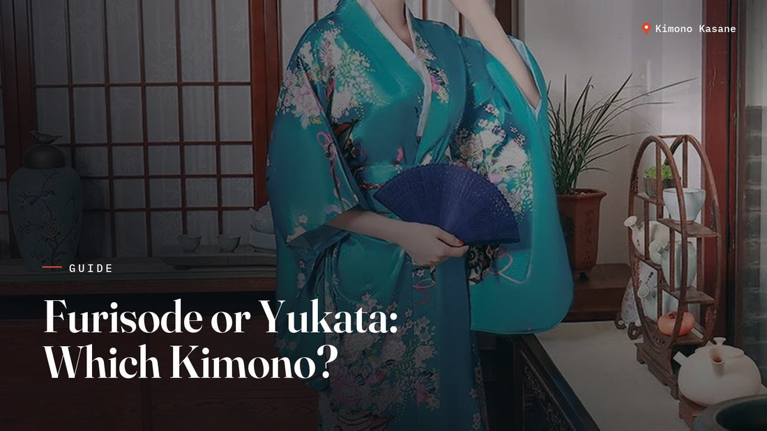 Femme portant un yukata kimono turquoise à motifs floraux dans un intérieur japonais traditionnel, illustrant les types de kimono
