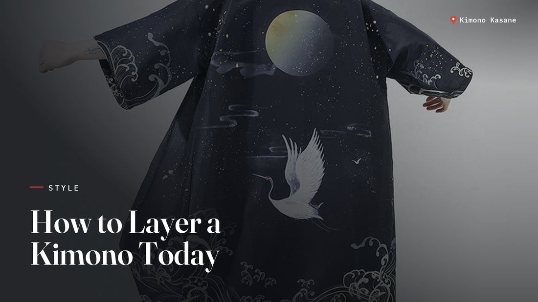 Haori kimono imprimé lune et grue porté sur un pantalon noir, exemple de superposition kimono traditionnel et moderne
