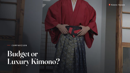 Homme portant un kimono rouge et un hakama brocardé dans une maison japonaise, comparaison kimonos budget et luxe