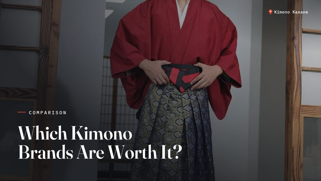 Homme portant un kimono rouge et un hakama brocart dans une maison japonaise, comparatif des meilleures marques de kimono