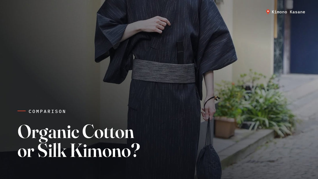 Homme portant un kimono yukata en coton biologique noir rayé dans une ruelle pavée japonaise, investissement kimono durable